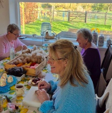 Deelnemers volgen een gezellige workshop naaldvilten met wol van eigen alpaca's en schapen in de Hoeksche Waard.