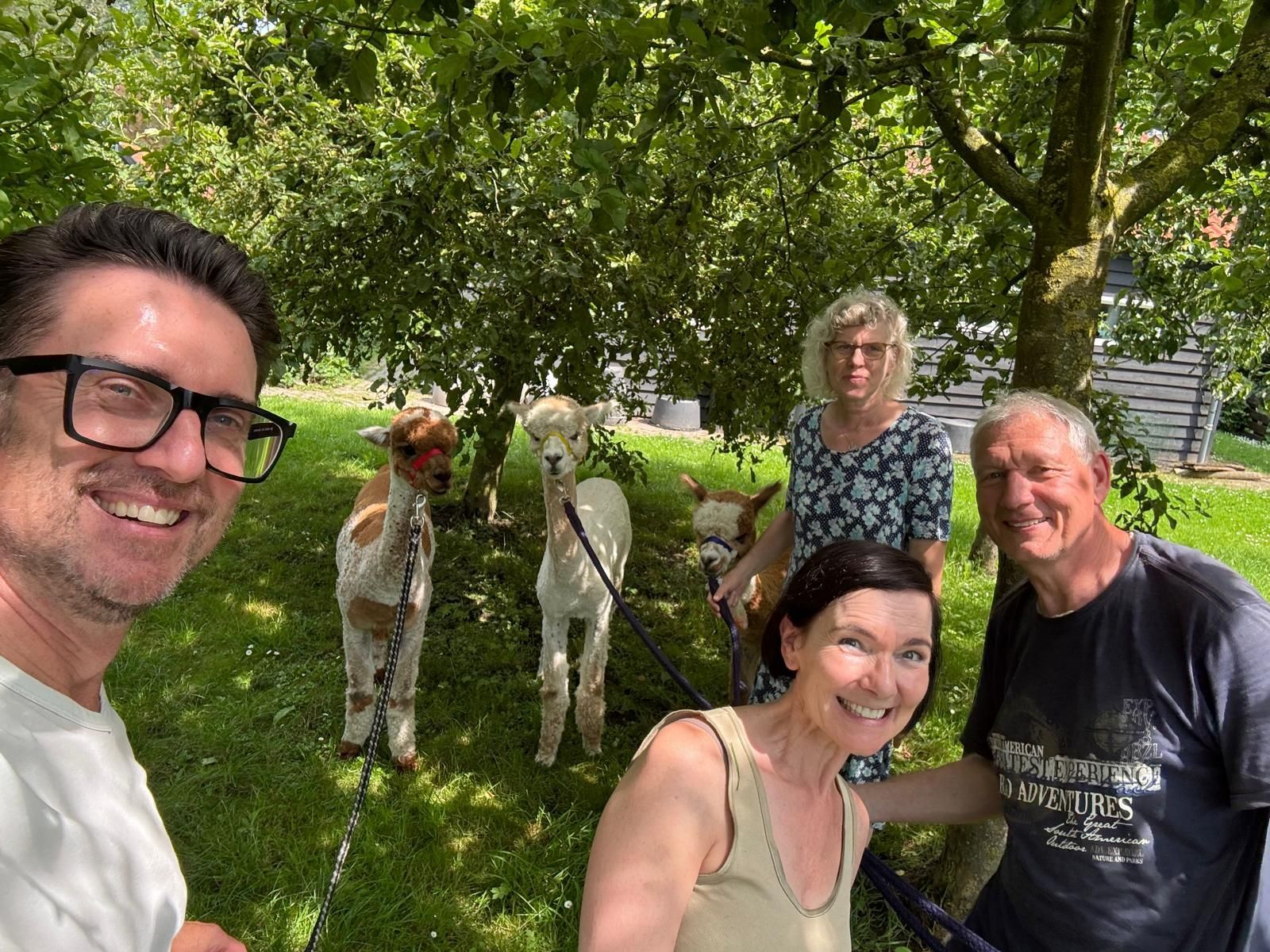 Selfie van bezoekers tijdens een Meet & Greet in de boomgaard.