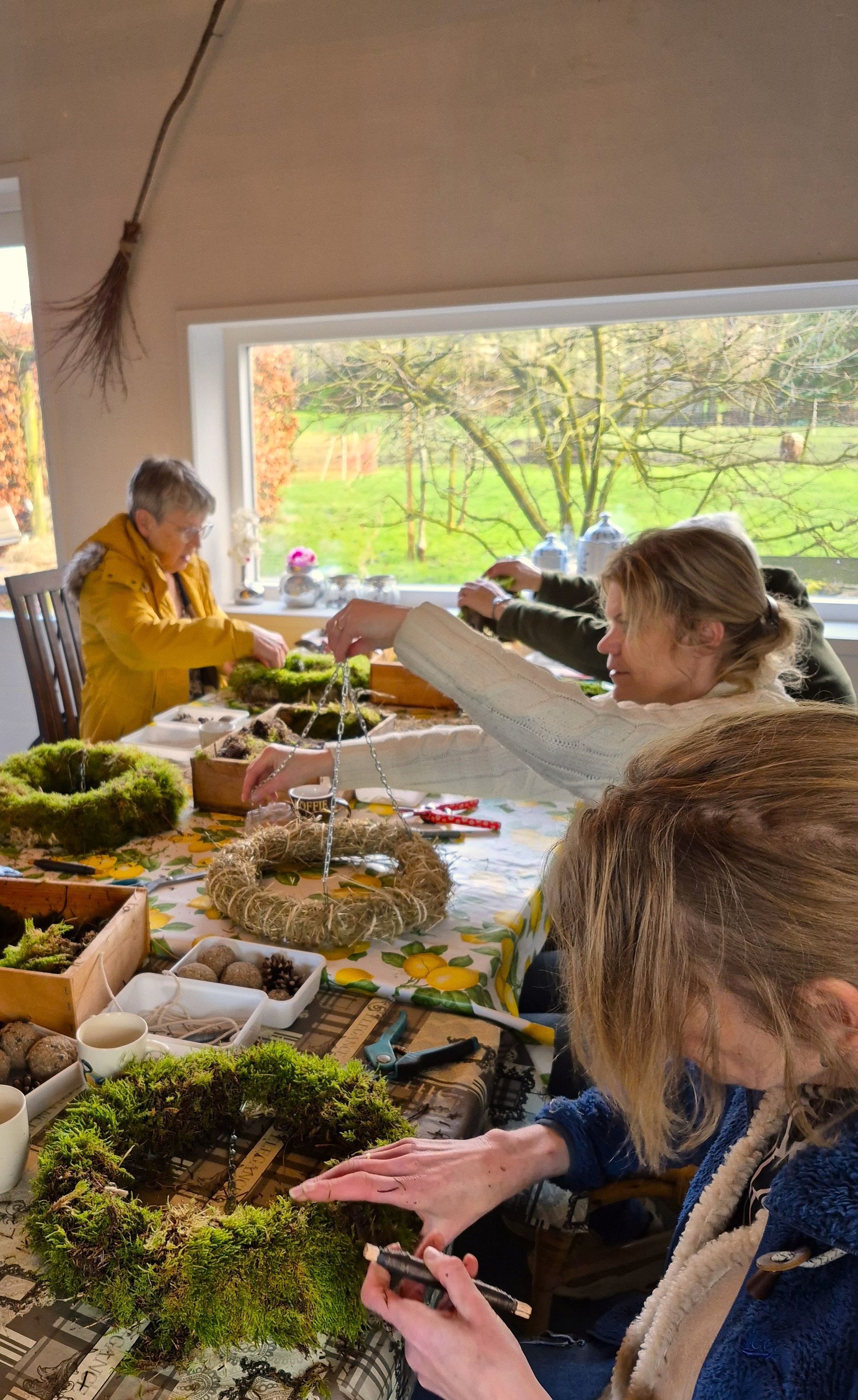 Creatieve workshop gegeven in het atelier met uitzicht op de weilandjes