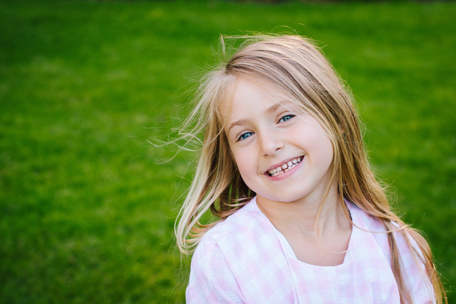 Portrait photo of a young girl smiling