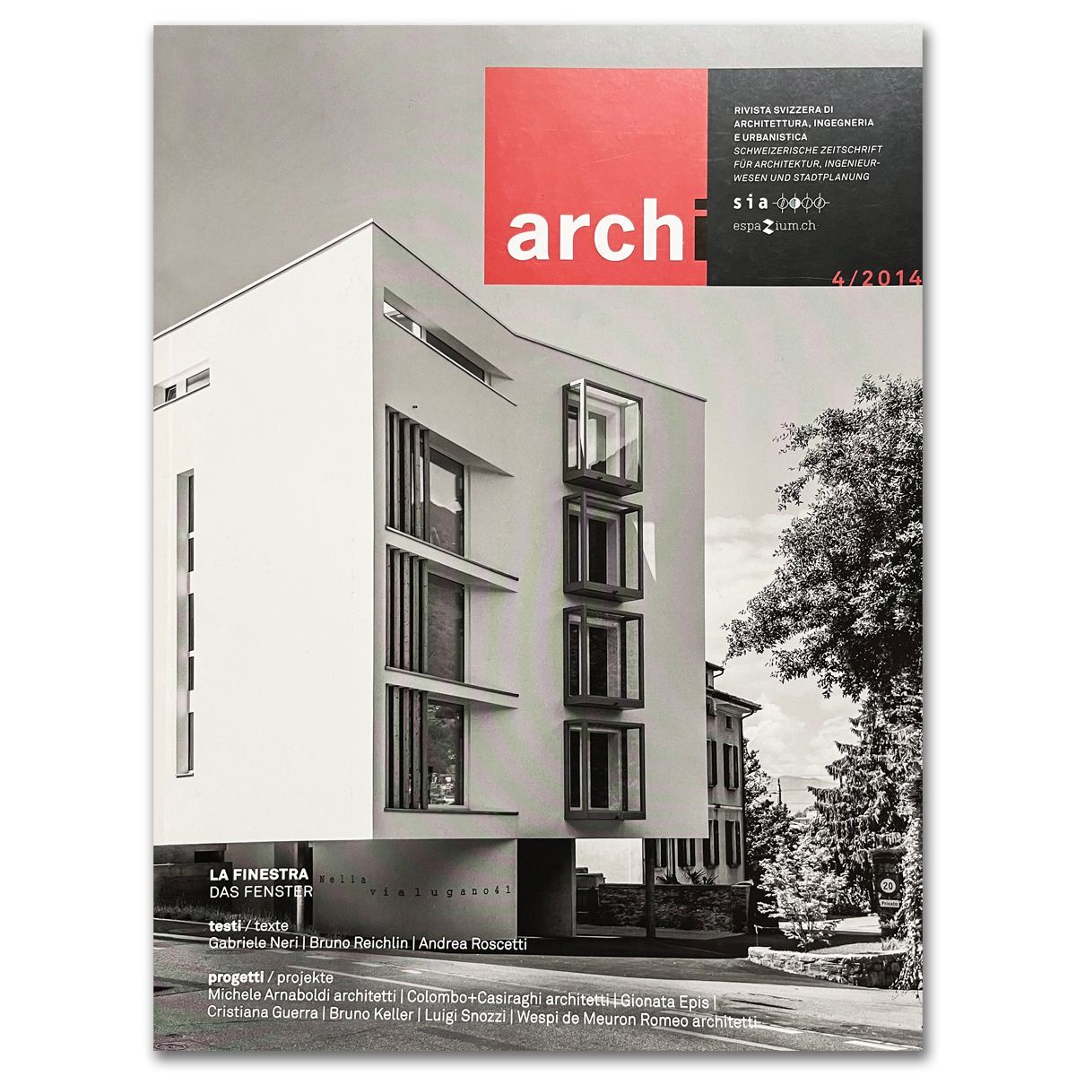 Copertina di una rivista raffigurante un edificio bianco con ampie finestre. Il titolo 