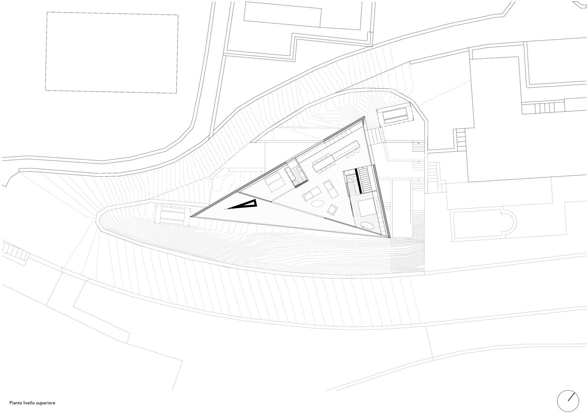 Disegno architettonico della facciata di un edificio con pianta triangolare e strade circostanti.