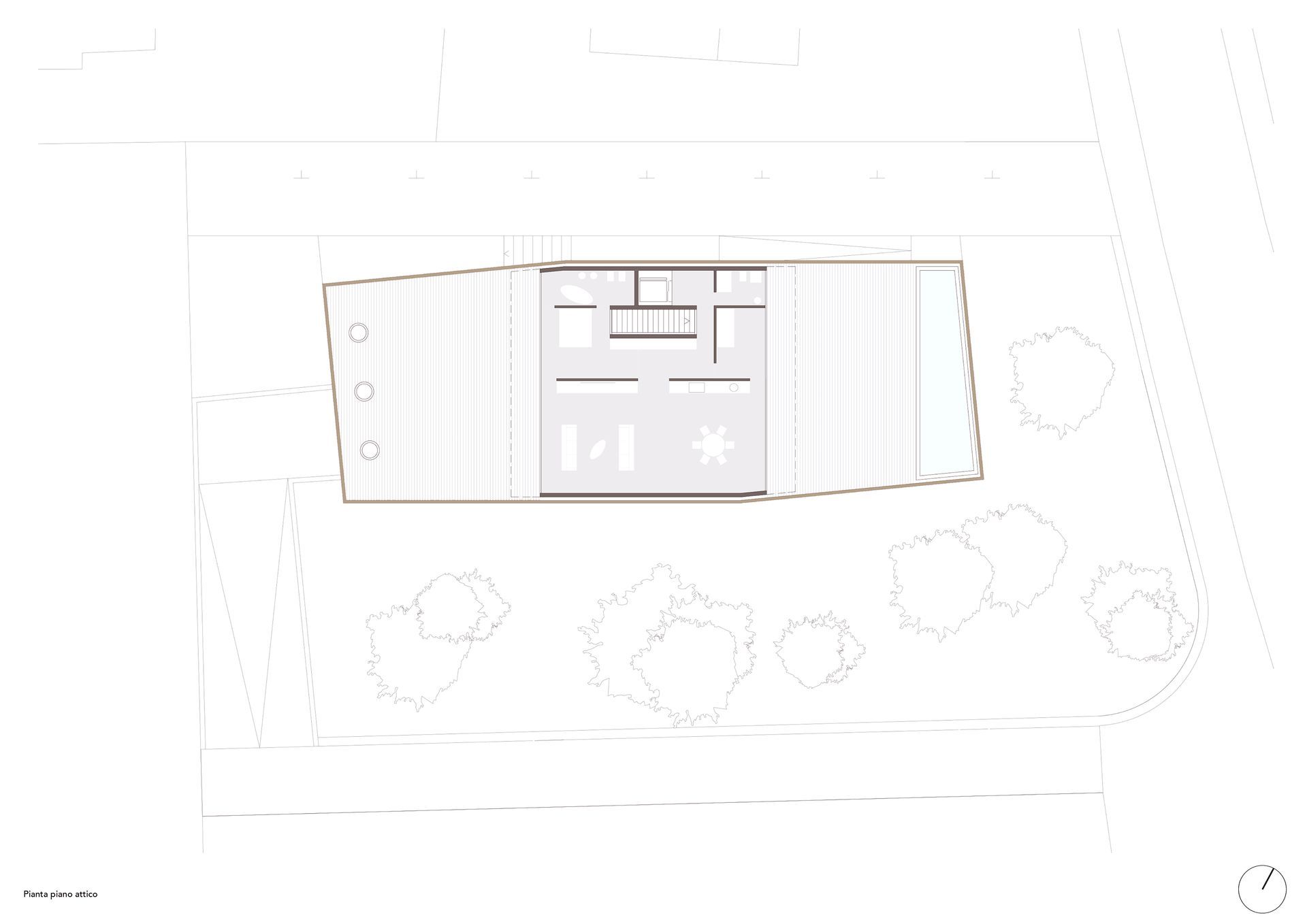 Pianta architettonica di un edificio con disposizione interna; alberi circondano la struttura.
