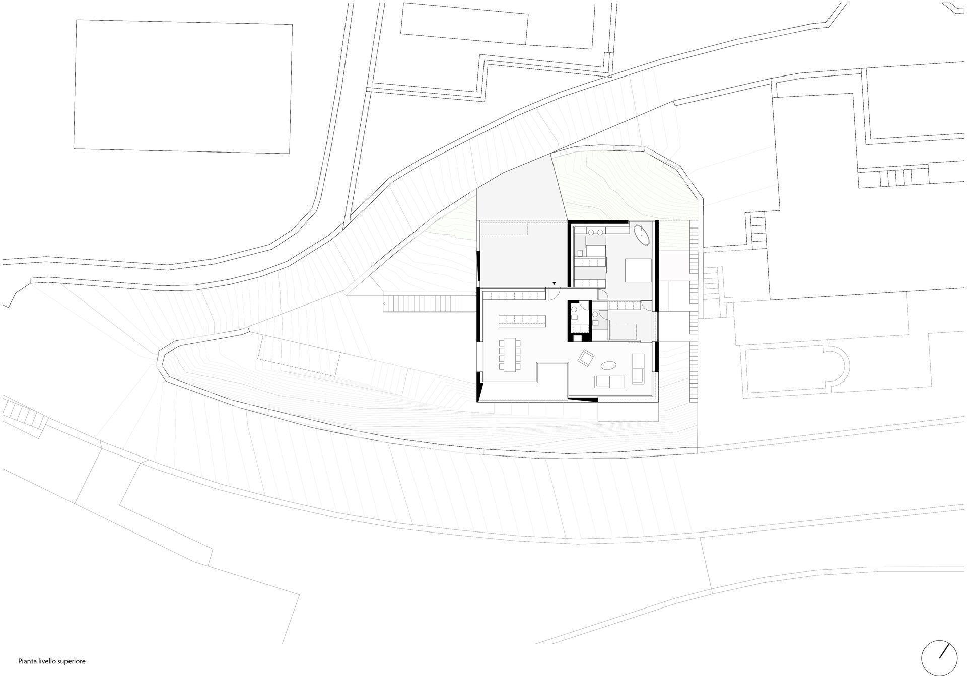 Planimetria architettonica di un edificio moderno con planimetria circostante, che mostra stanze e percorsi.