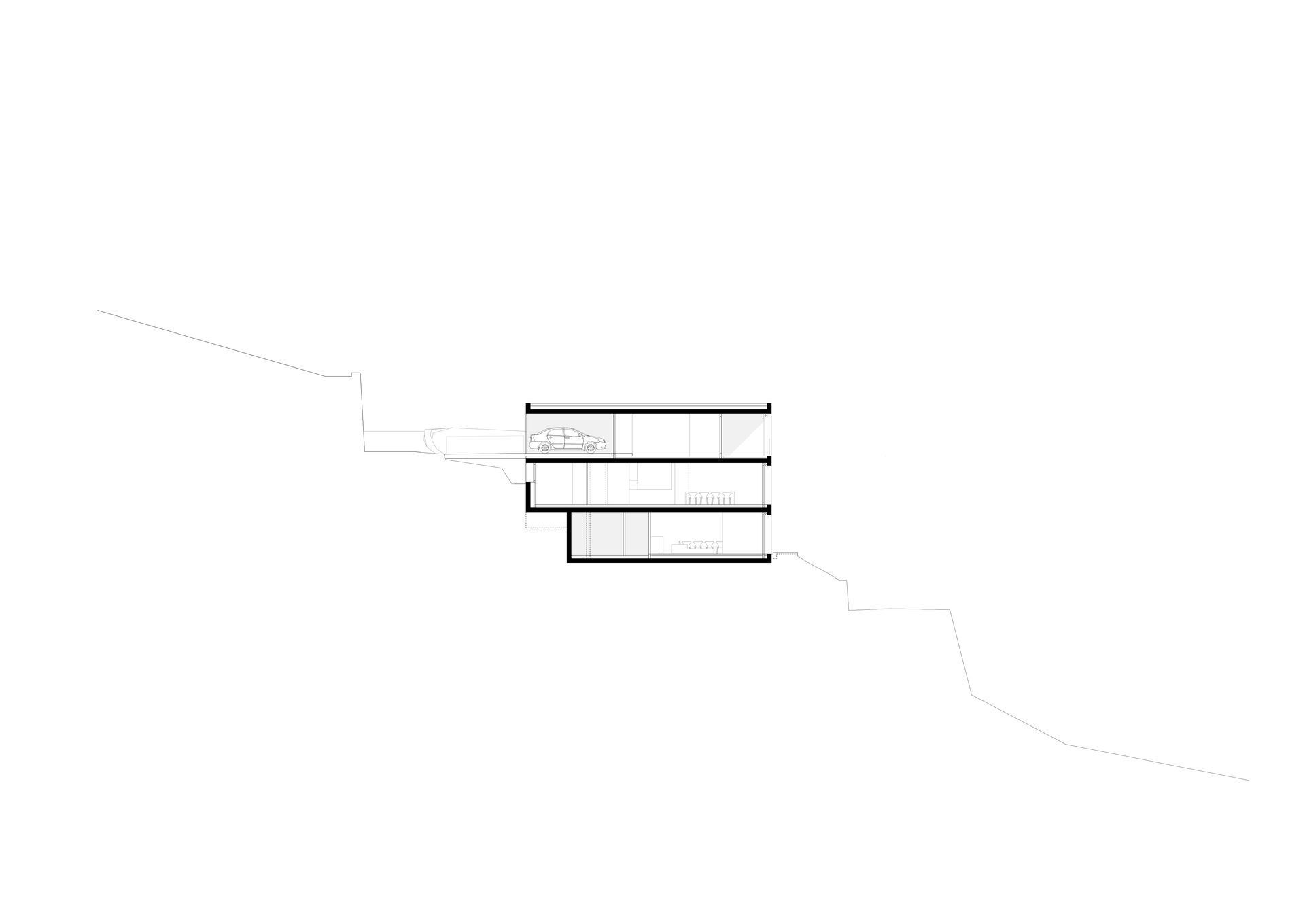 Sezione trasversale architettonica di un edificio a più piani su un terreno in pendenza. Sono rappresentati tre piani .