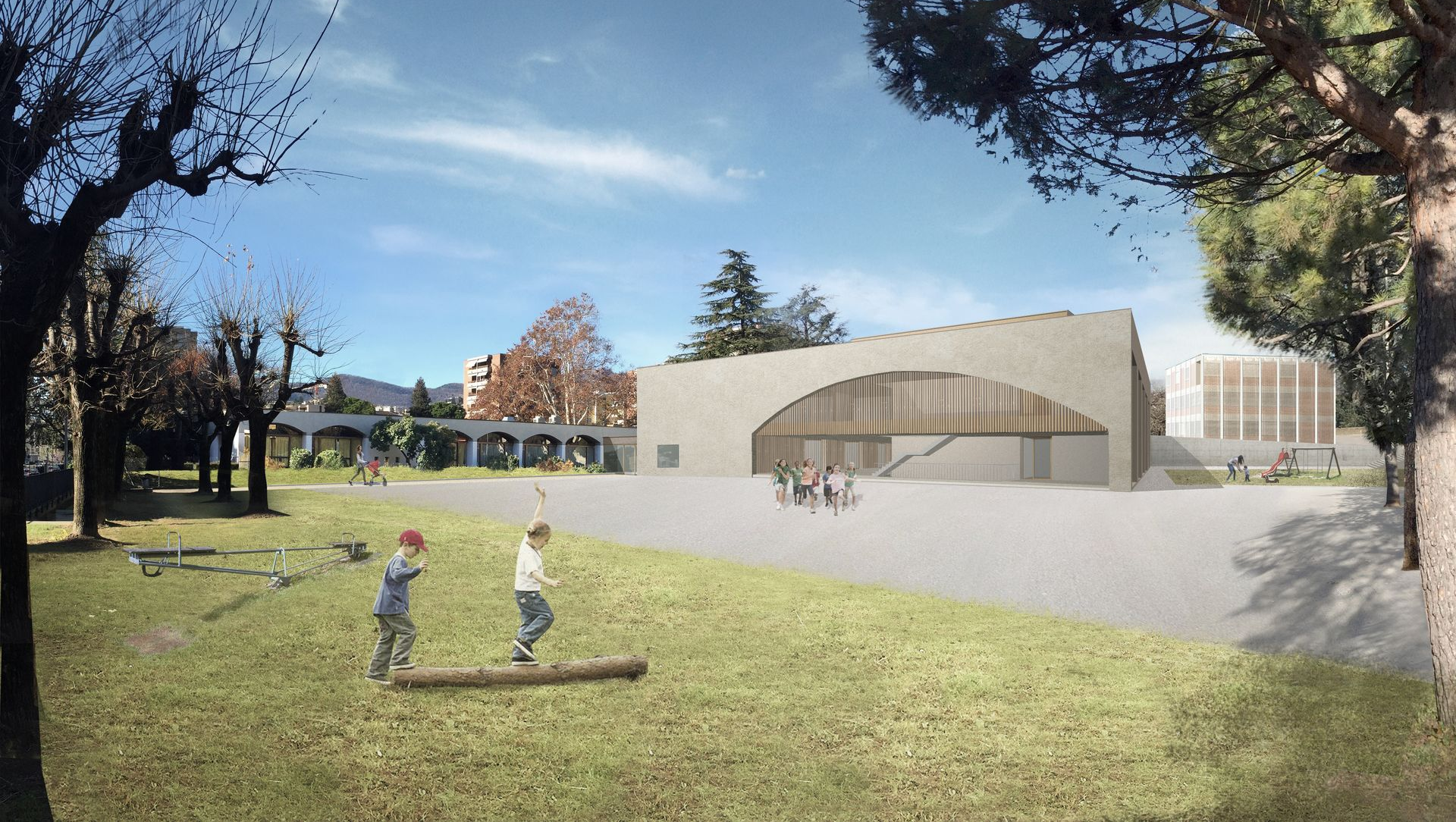 I bambini giocano su un tronco in un parco con un edificio moderno e un ingresso ad arco sullo sfondo.