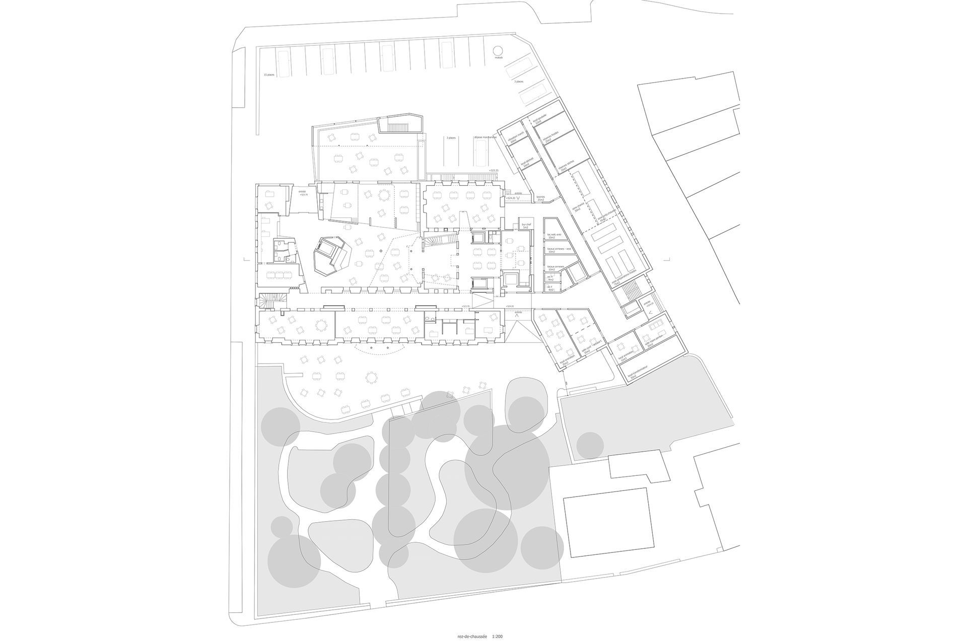 Planimetria architettonica del sito. Impronte di edifici grigi, alberi e dettagli paesaggistici.