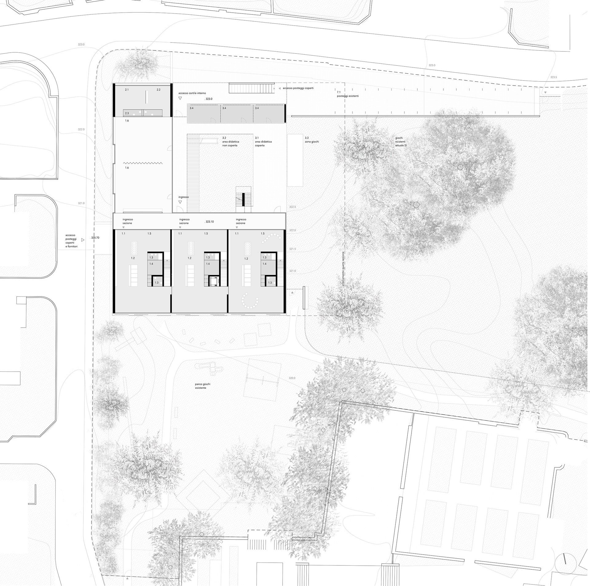 Planimetria architettonica con tre edifici rettangolari e alberi.