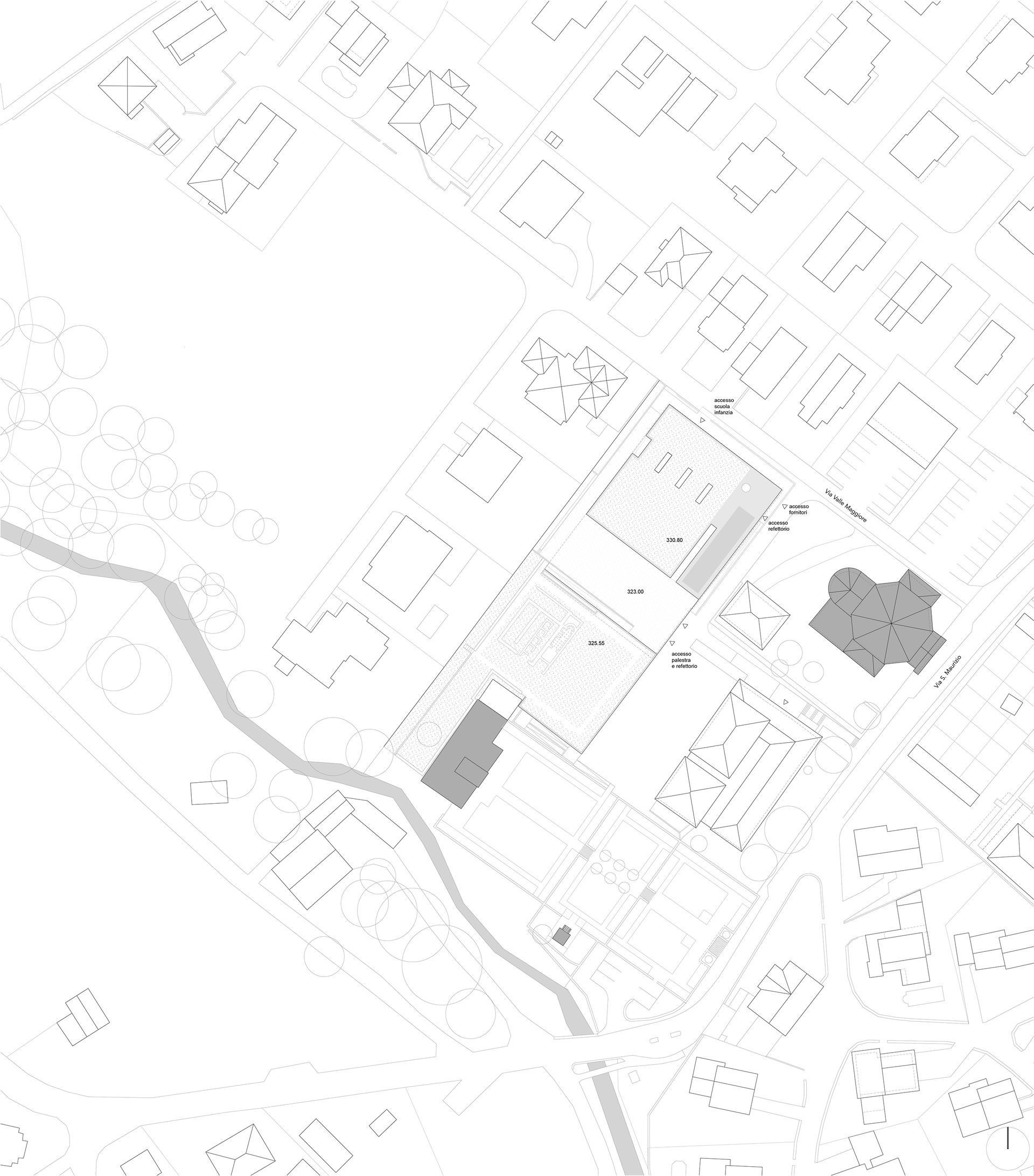 Mappa di una città, con strade, edifici e un fiume. Alcuni edifici sono ombreggiati in grigio.