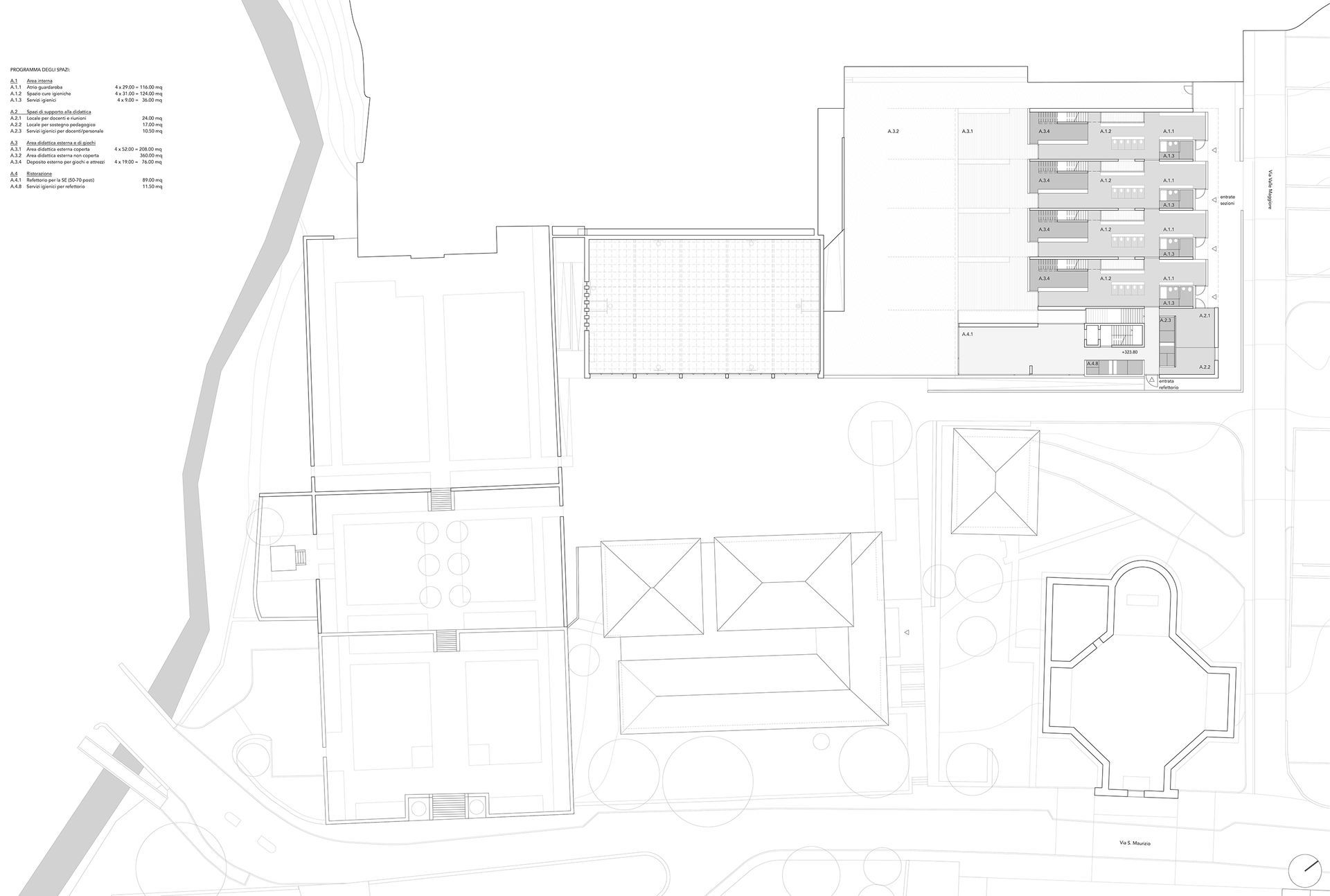 Planimetria architettonica del sito con edifici, strade e un elemento d'acqua, resi in bianco e nero.