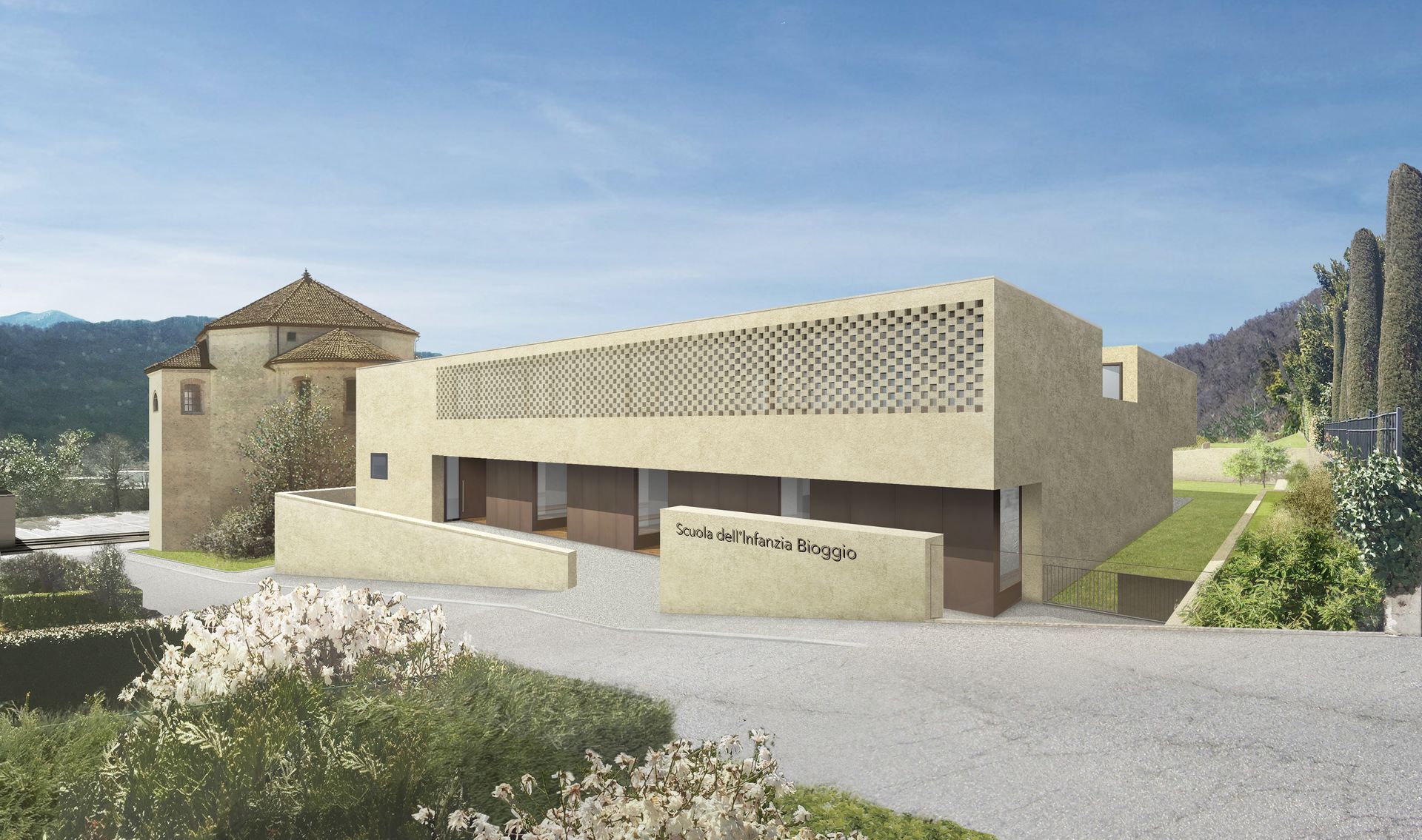 Moderno edificio beige con facciata decorata, collegato a una torre in pietra, sullo sfondo delle montagne.