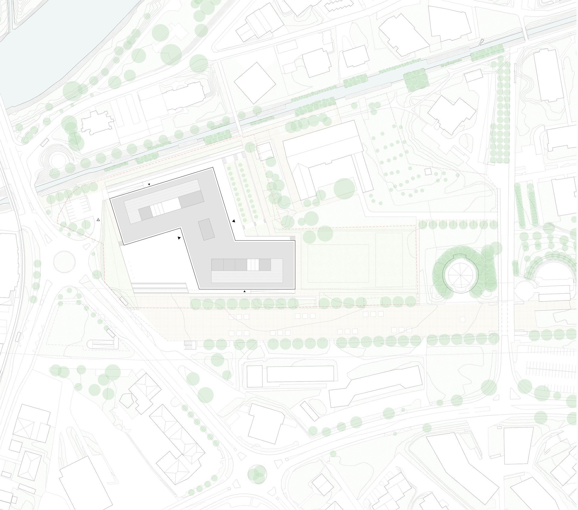 Planimetria architettonica, complesso edilizio grigio su sfondo bianco, circondato da alberi verdi e elementi paesaggistici.