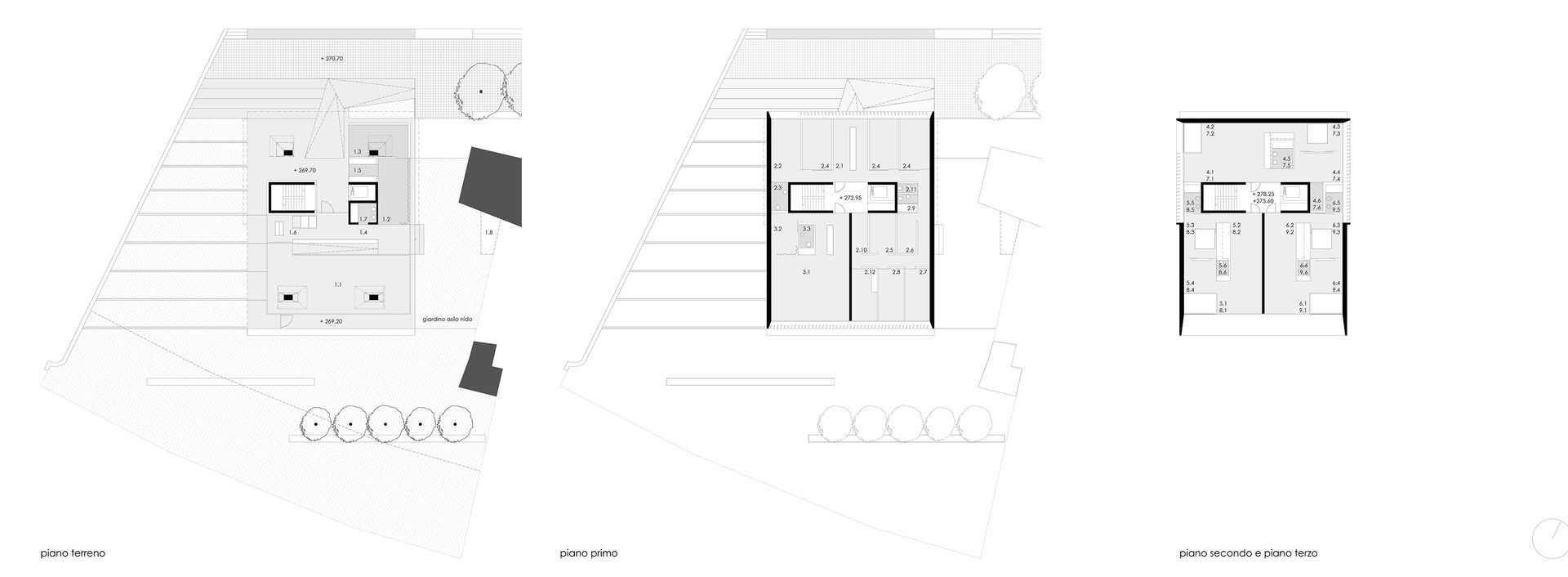 Planimetrie architettoniche che mostrano diverse viste del progetto di un edificio, con dimensioni e dettagli.