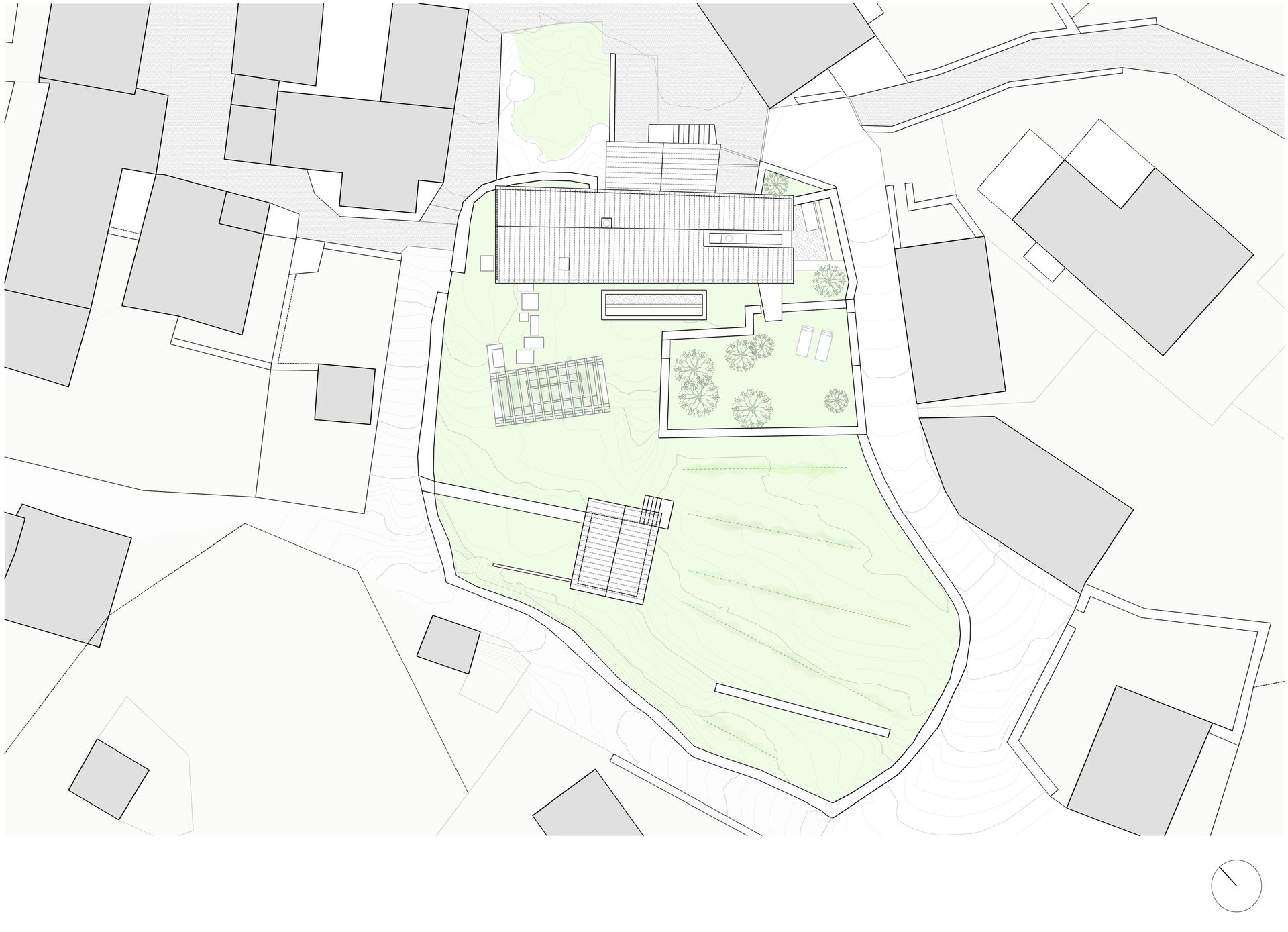 Vista dall'alto di un edificio con un prato verde e edifici grigi circostanti.