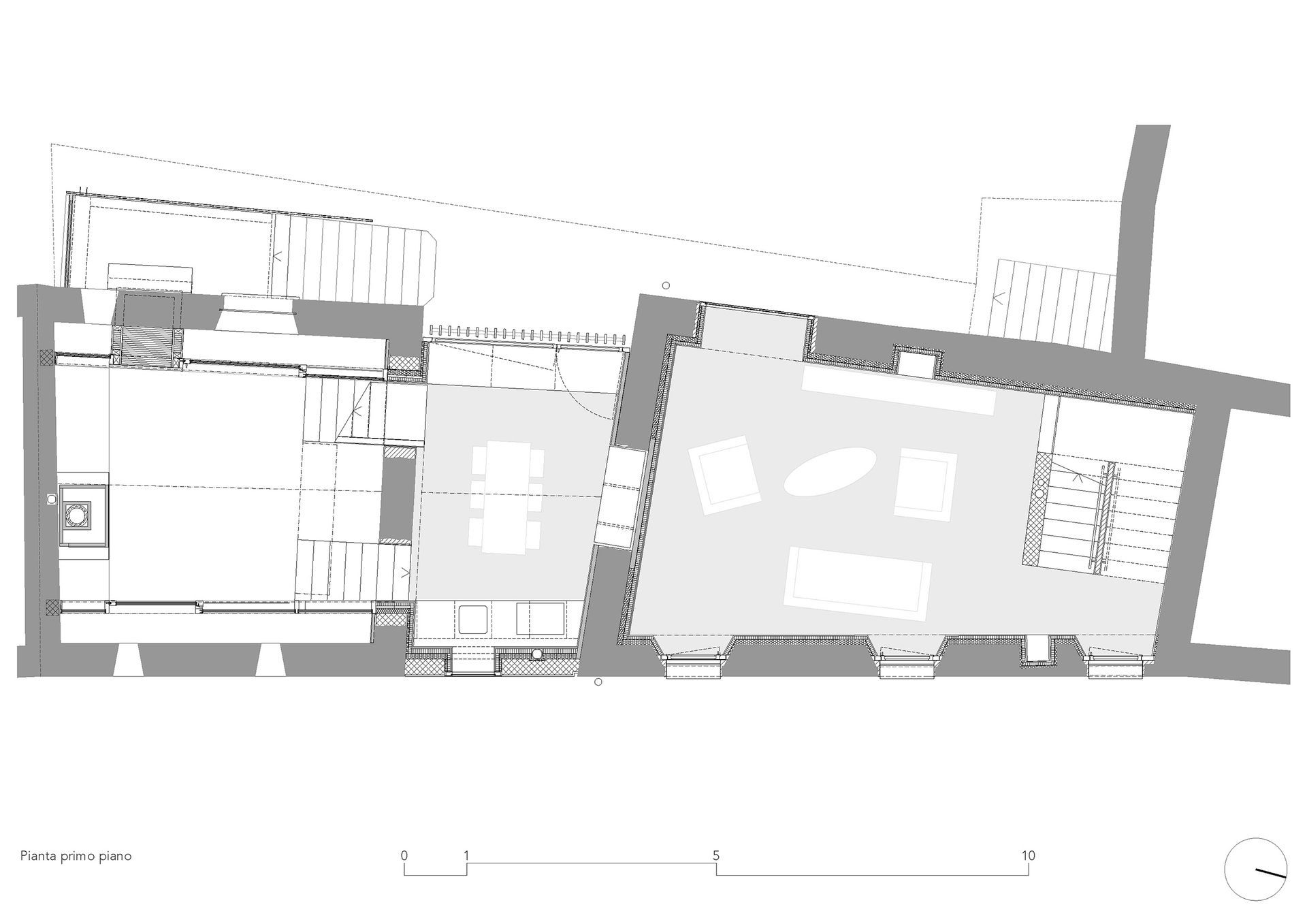 Planimetria architettonica di un edificio, che mostra pareti, stanze e disposizione dei mobili in scala di grigi.