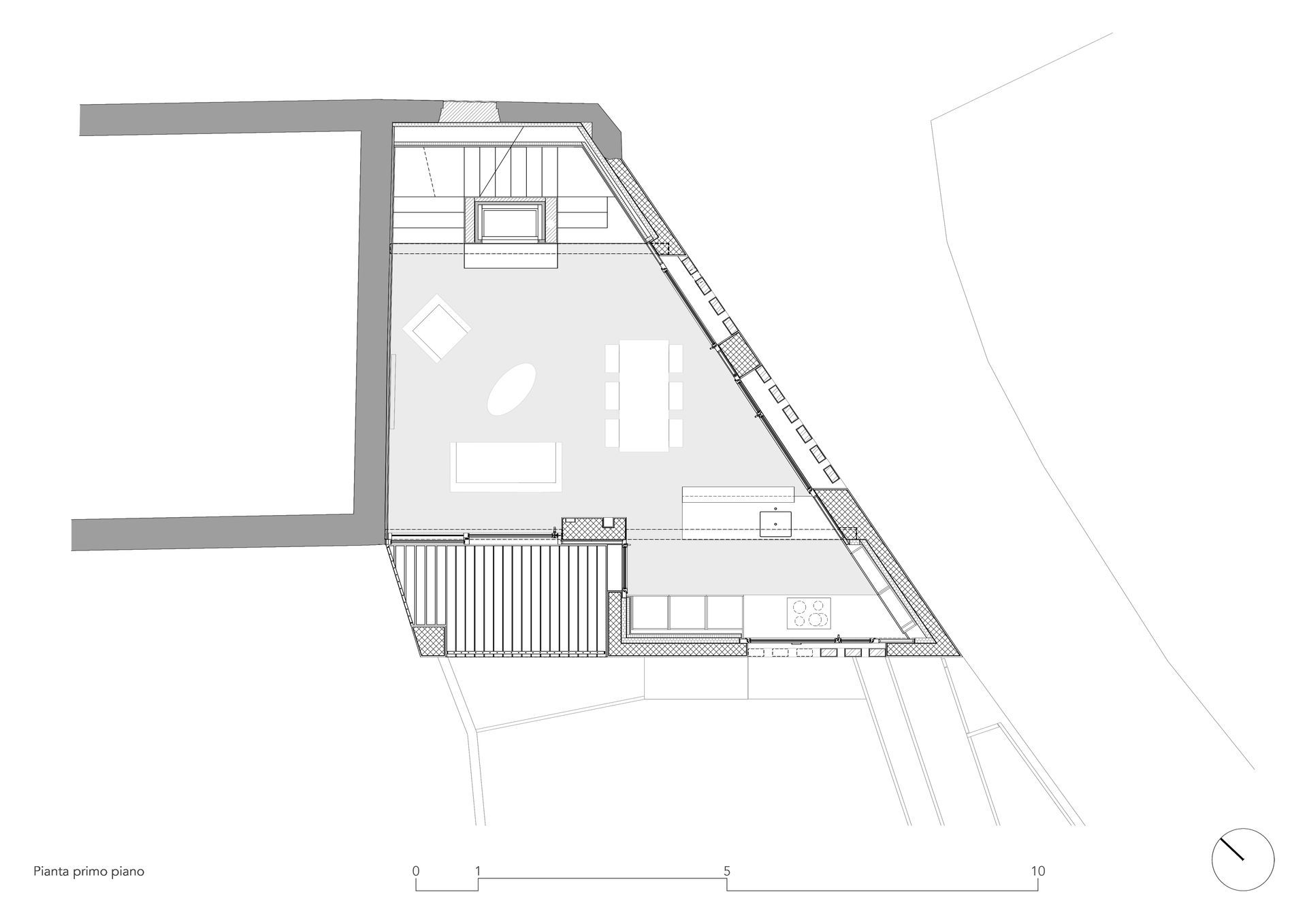 Planimetria: uno spazio abitativo triangolare con mobili, tra cui un tavolo da pranzo, un divano e un camino.