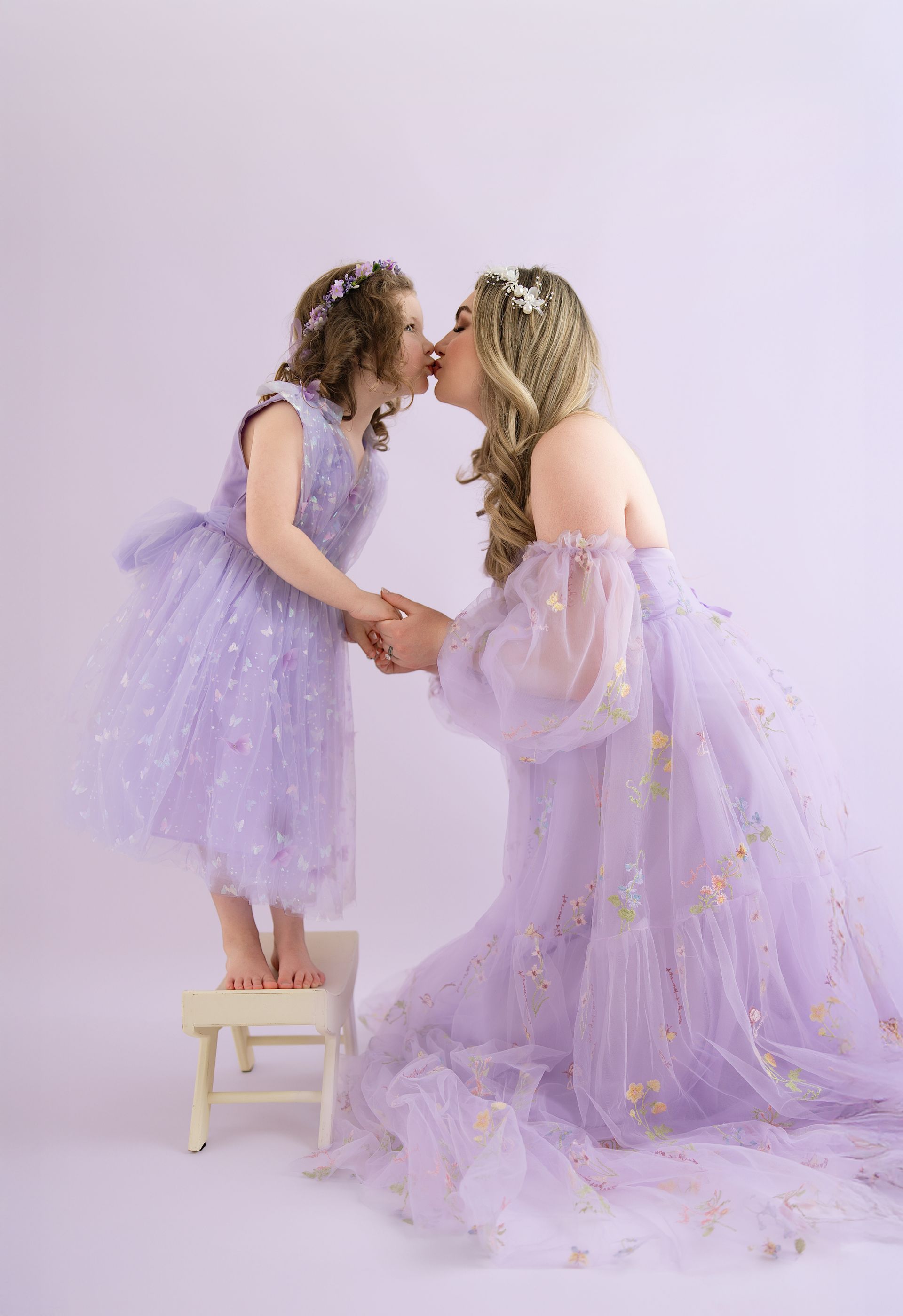 Emotional mother-daughter kiss captured during maternity milestone session