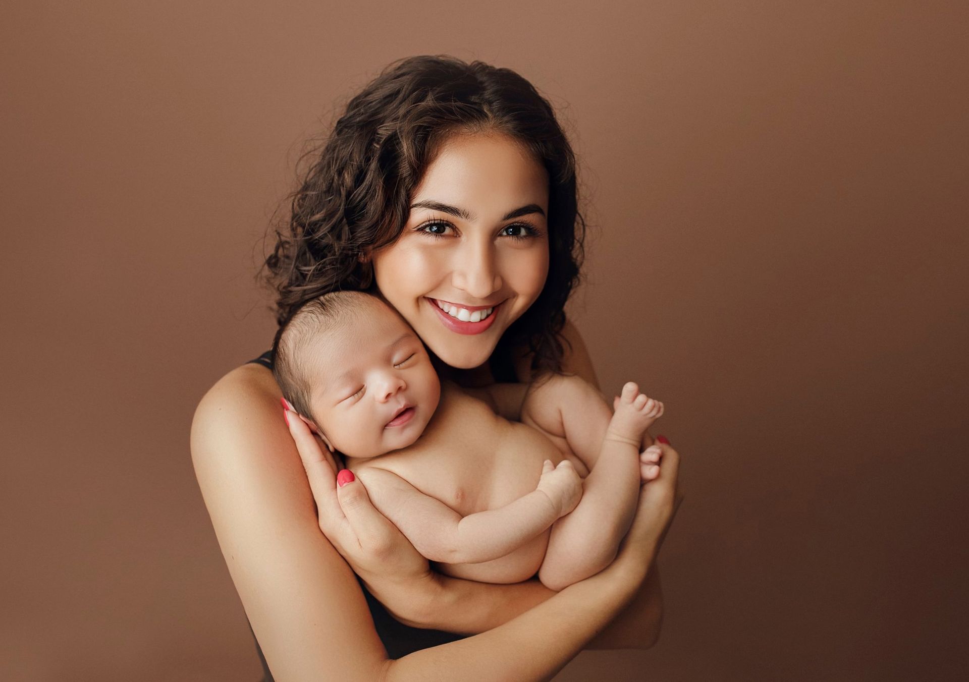 Mother’s Day portrait session in a vibrant red poppy field with natural light