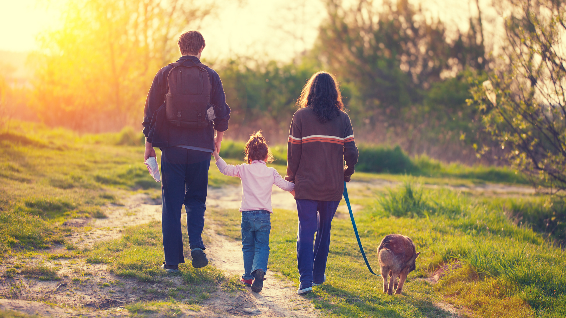 He for a walk with his friends. Семья на природе со спины. Взрослая семья со спины. Семья стоит спиной. Семья с собакой на закате.