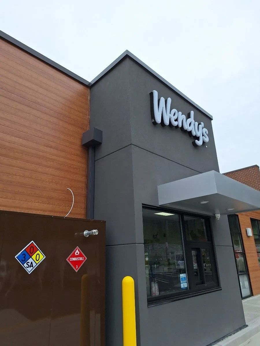 Wendy 's is a fast food restaurant with a drive thru.