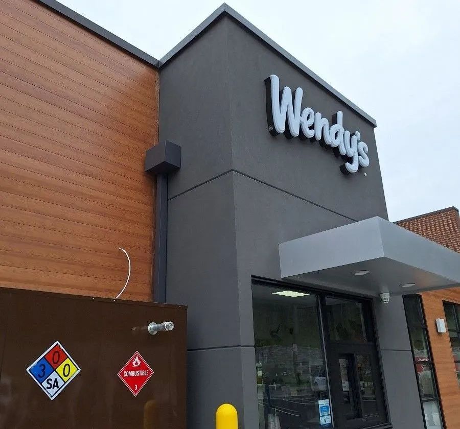 A wendy 's restaurant with a sign that says ' s & o ' on it