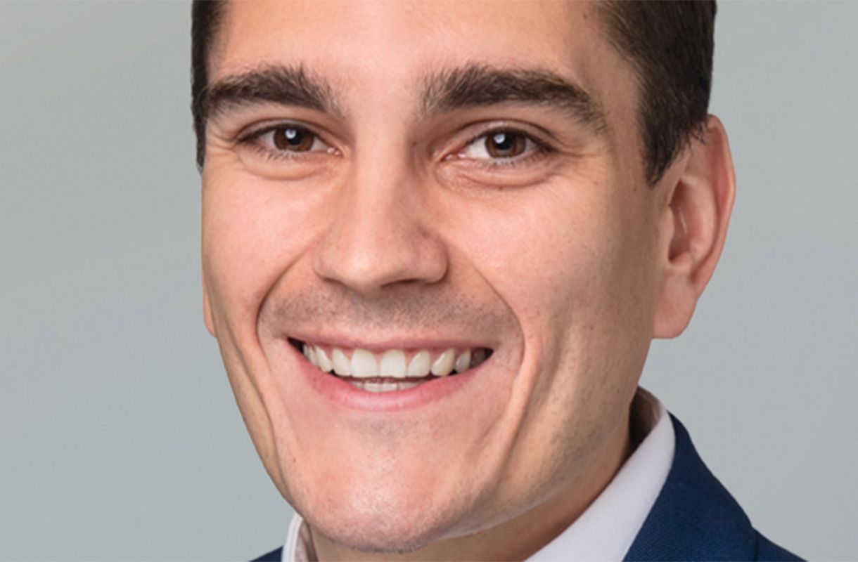 Ein Mann in Anzug und weissem Hemd namens Daniel Kläy lächelt in die Kamera.