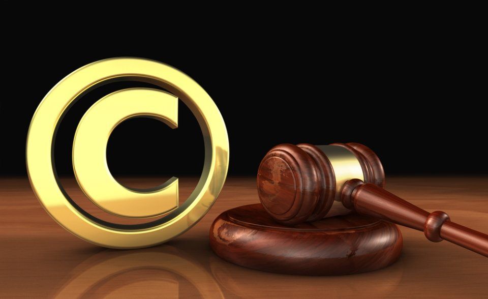 Simbolo del copyright e martello