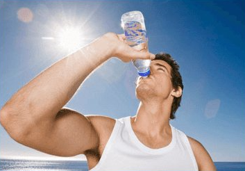 hombre tomando agua de una botella