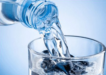 botella de agua y vaso