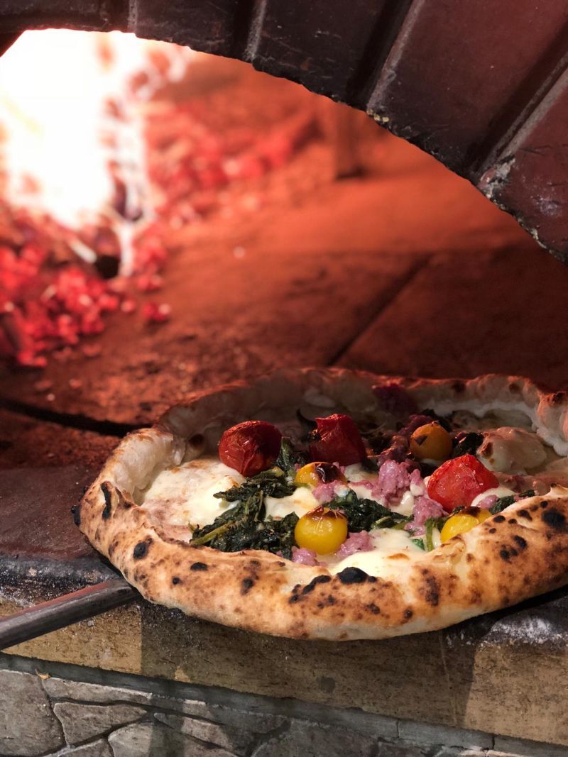 Pizza con pomodori freschi e verdure