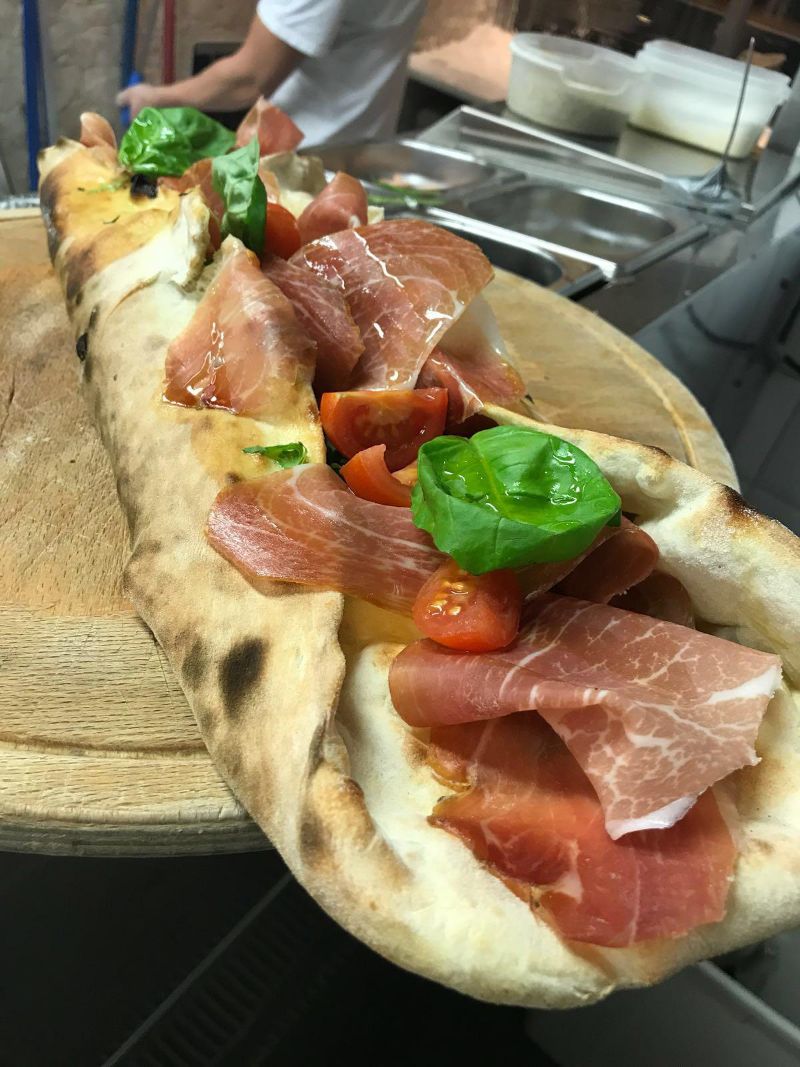 Pizza a portafoglio ripiena di prosciutto crudo