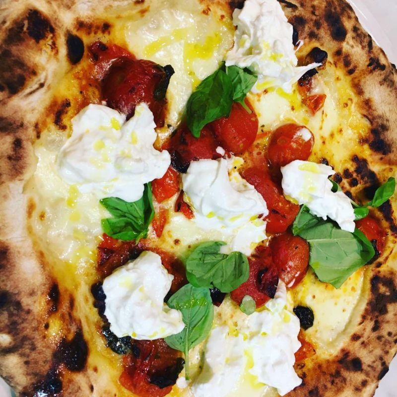 Pizza con ricotta e pomodori freschi