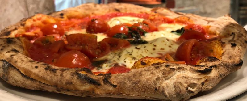 Pizza farcita con pomodorini freschi