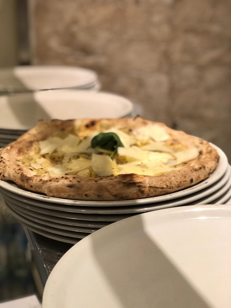 Pizza con forno a legna senza pomodoro
