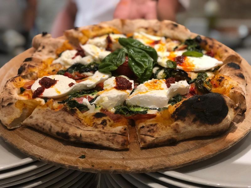 Una pizza cotta con forno a legna