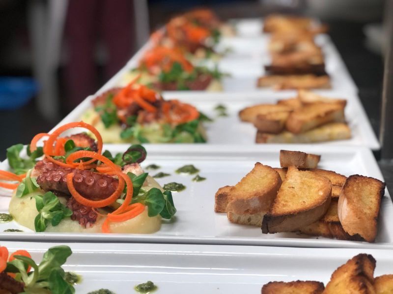 Insalata di polpo con crostini di pane