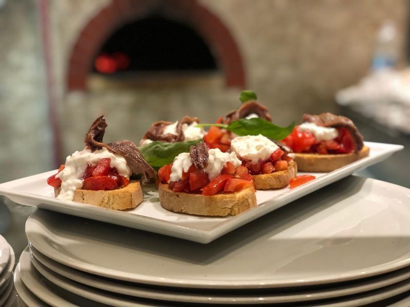 Un vassoio di bruschette