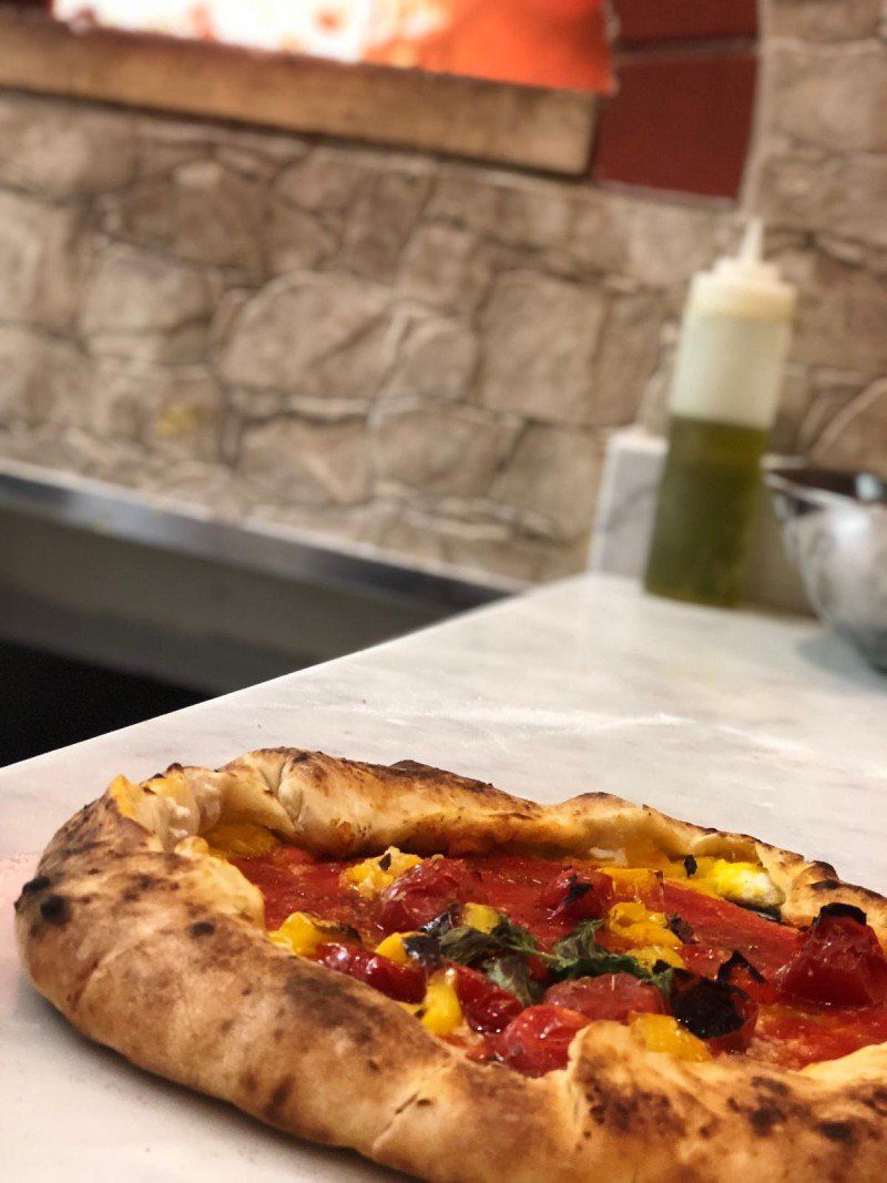 Pizza cotta con forno a legna