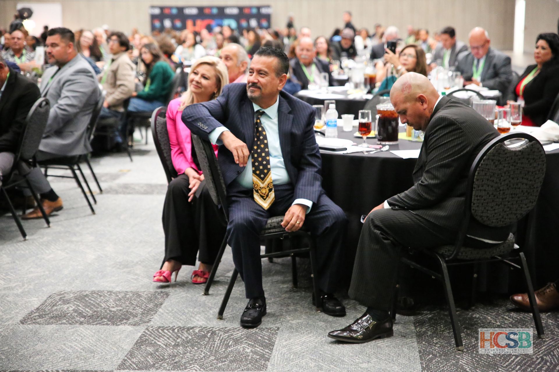 A group of people are sitting in chairs at a conference.