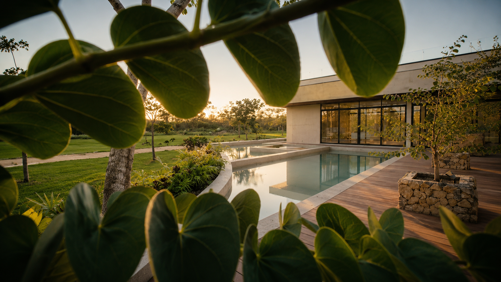 Casa club de Salama al atardecer, alberca y vegetación yucateca