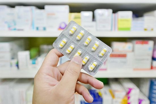 specialista Drug tenendo caso pacchetto farmaci presso il negozio di droga farmacia