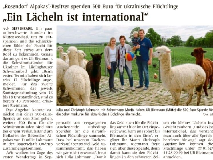 Ein Zeitungsartikel über eine Familie, die neben Alpakas steht