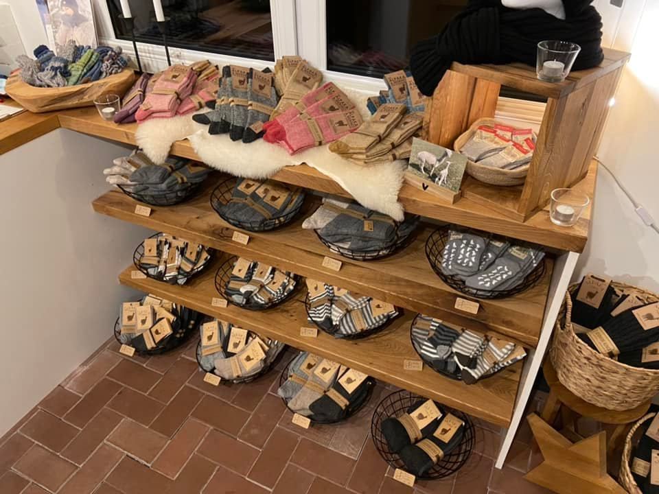 Ein Holzregal gefüllt mit den unterschiedlichsten Gegenständen.