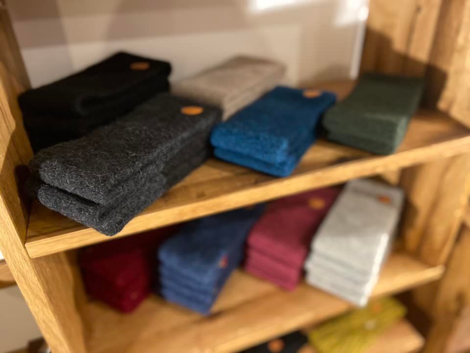 Ein Holzregal mit einem Haufen Socken darauf