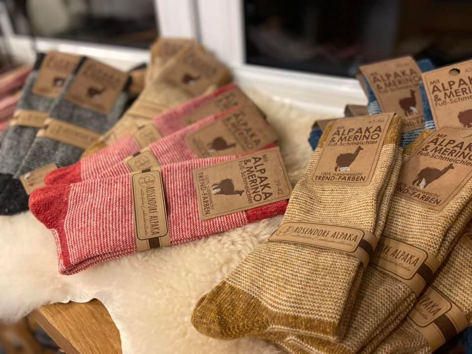 Ein Stapel Socken liegt auf einem Holztisch.