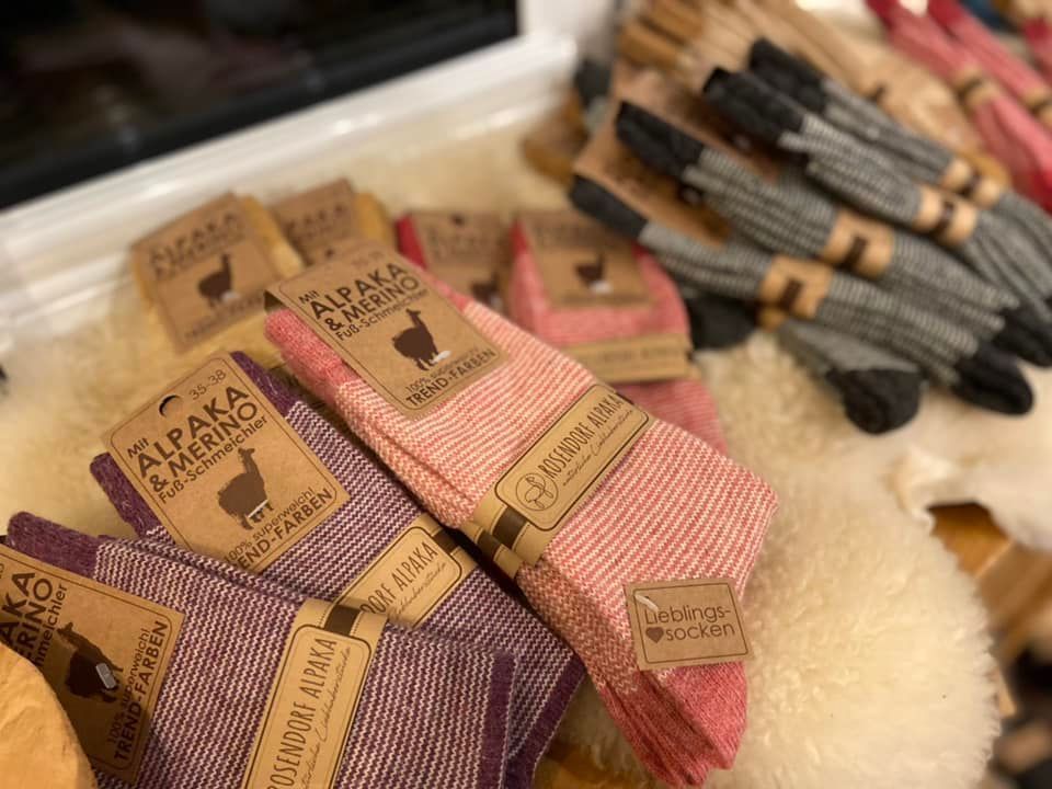 Ein Stapel Socken liegt übereinander auf einem Tisch.