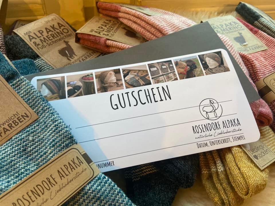 Auf einem Stapel Socken liegt eine Geschenkkarte.