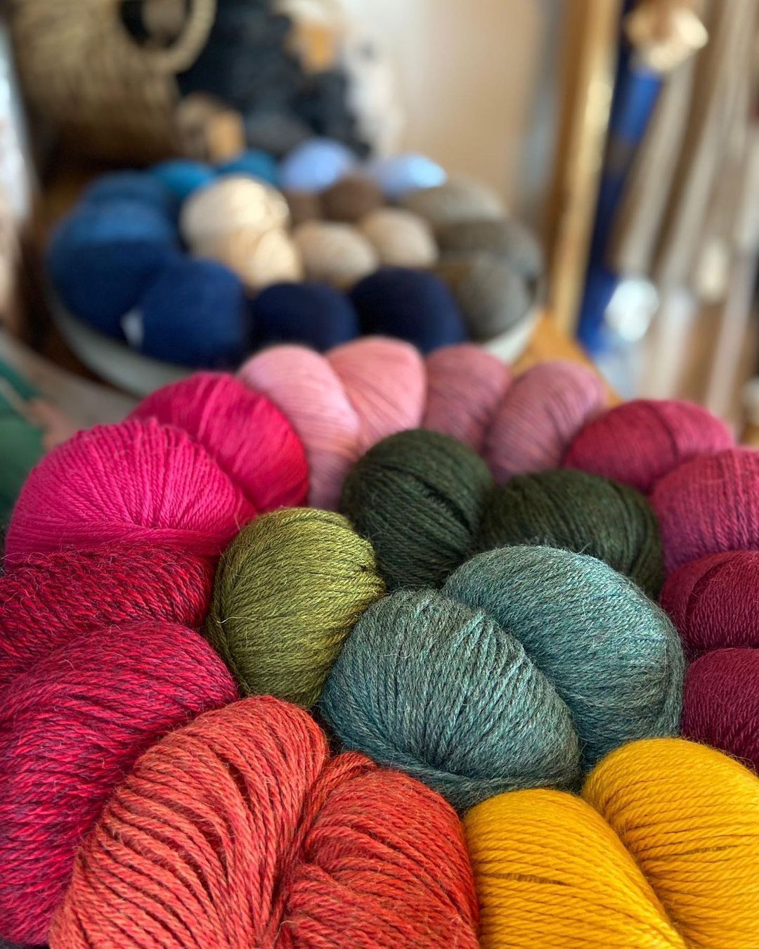 Ein Bündel Wollknäuel liegt auf einem Tisch.