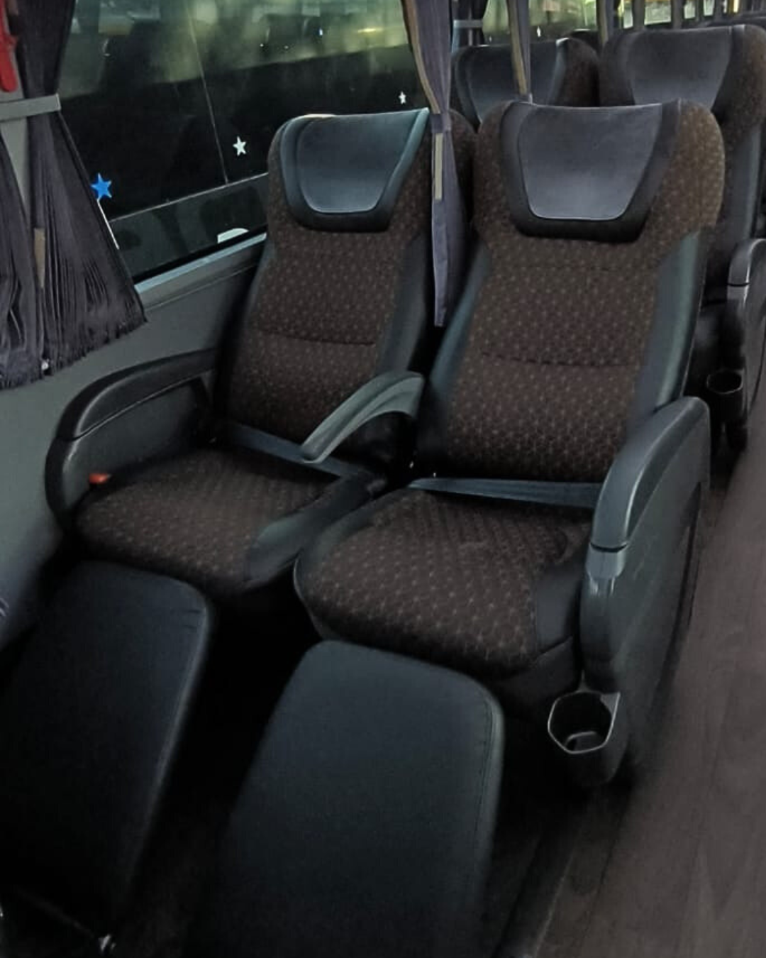 O interior de um ônibus com assentos semi-leito