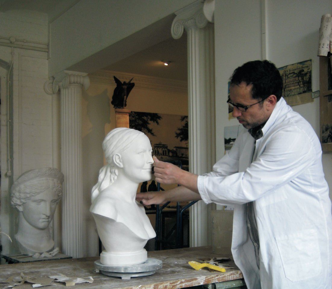 Dr. Christian Bahr beim Modellieren einer Skulptur